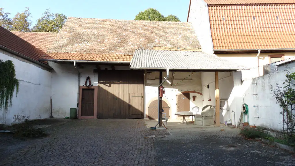 Bild1 -- (1240) Historischer Vierseitenhof im OT Flörsheim