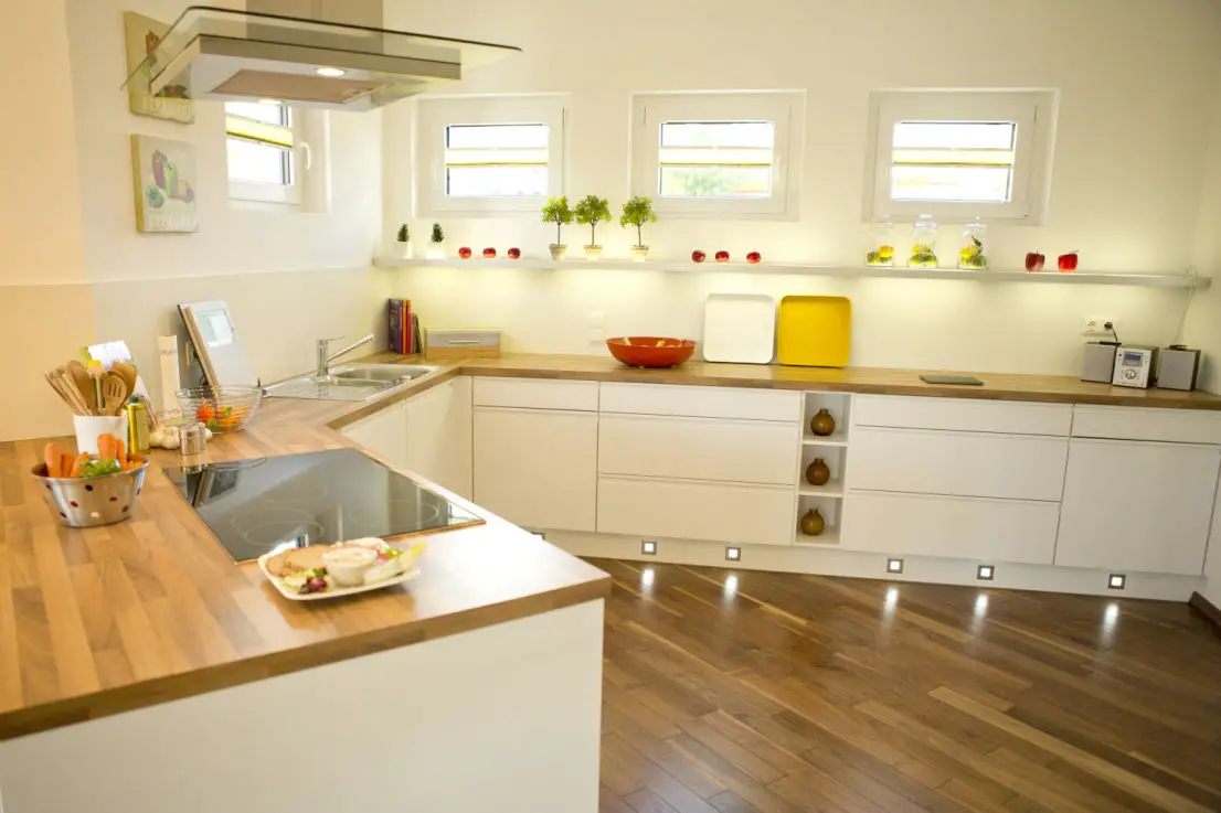 Küche -- Schönes Mehrgenerationenhaus - Ähnlich Zwei Doppelhaushälfen mit viel Sparpotenzial!!!