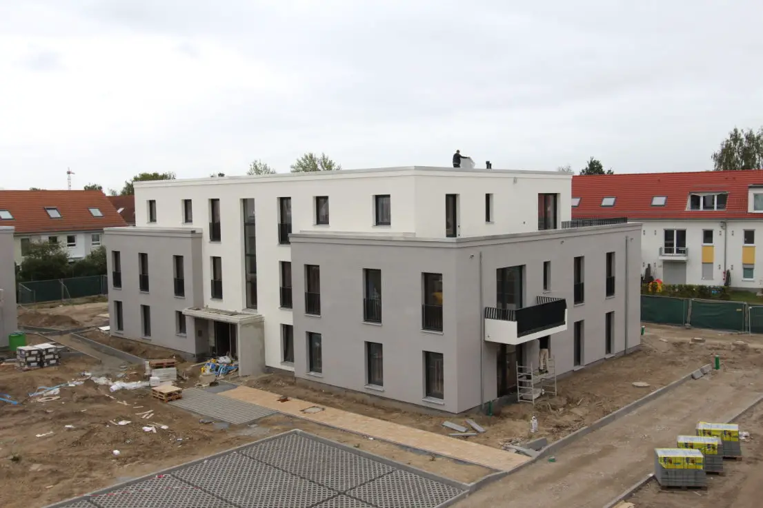Hausansicht im Bau -- Erstbezug in Altglienicke - 4 Zimmer-Wohnung mit 2 Bädern und Balkon