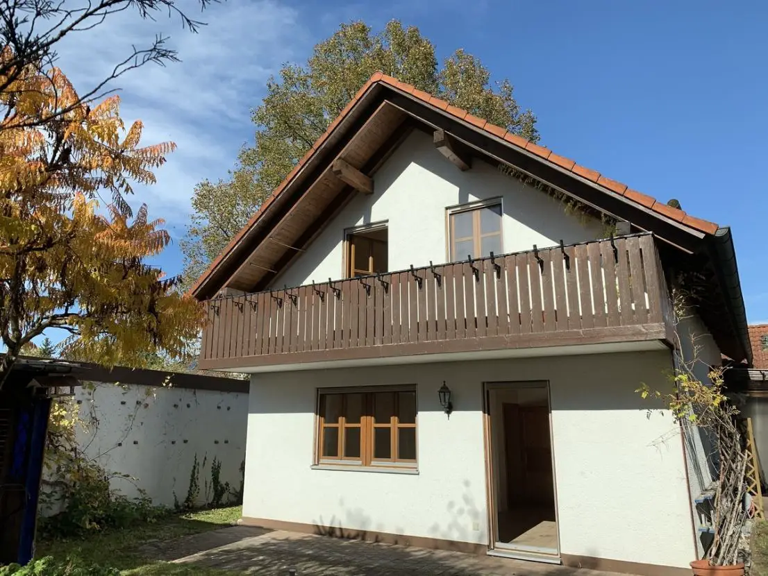 Außenansicht Rückseite -- Kleines Einfamilienhaus in ruhiger Lage - in Oberschleißheim/Lustheim - Nh. Schloßpark 