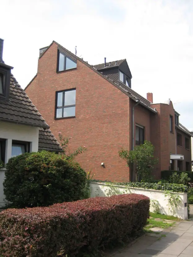 Giebelansicht -- Helle Maisonette-Wohnung in Duisburg Huckingen, Raiffeisenstr.