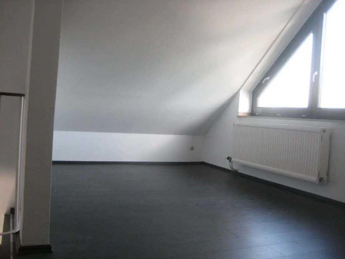 Schlafzimmer -- Helle Maisonette-Wohnung in Duisburg Huckingen, Raiffeisenstr.