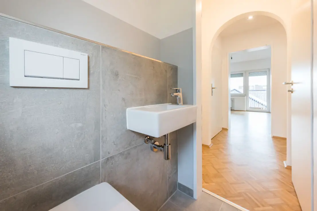 Gäste WC -- Erstbezug nach Sanierung, Luxus 3-Zimmer-Wohnung mit Balkon in Hürth