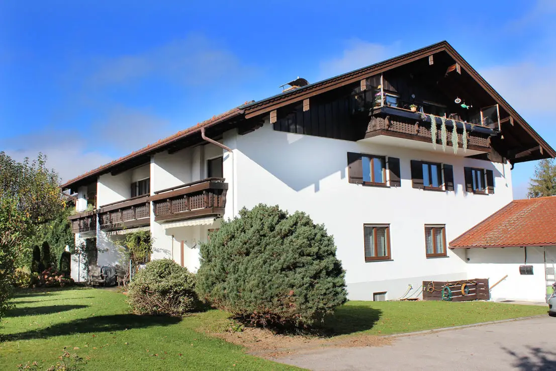 Hausansicht -- Kapitalanlage – sonnige 74 m2 große 2-Zimmer Wohnung mit Balkon in ruhiger Lage in Marquartstein