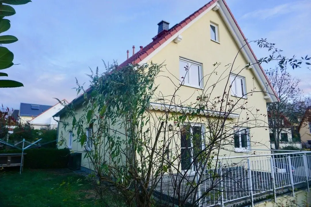 Außenansicht -- Dieses Haus wartet nur auf SIE!!! Schöne Doppelhaushälfte in Pesterwitz mit Kamin und Sauna!