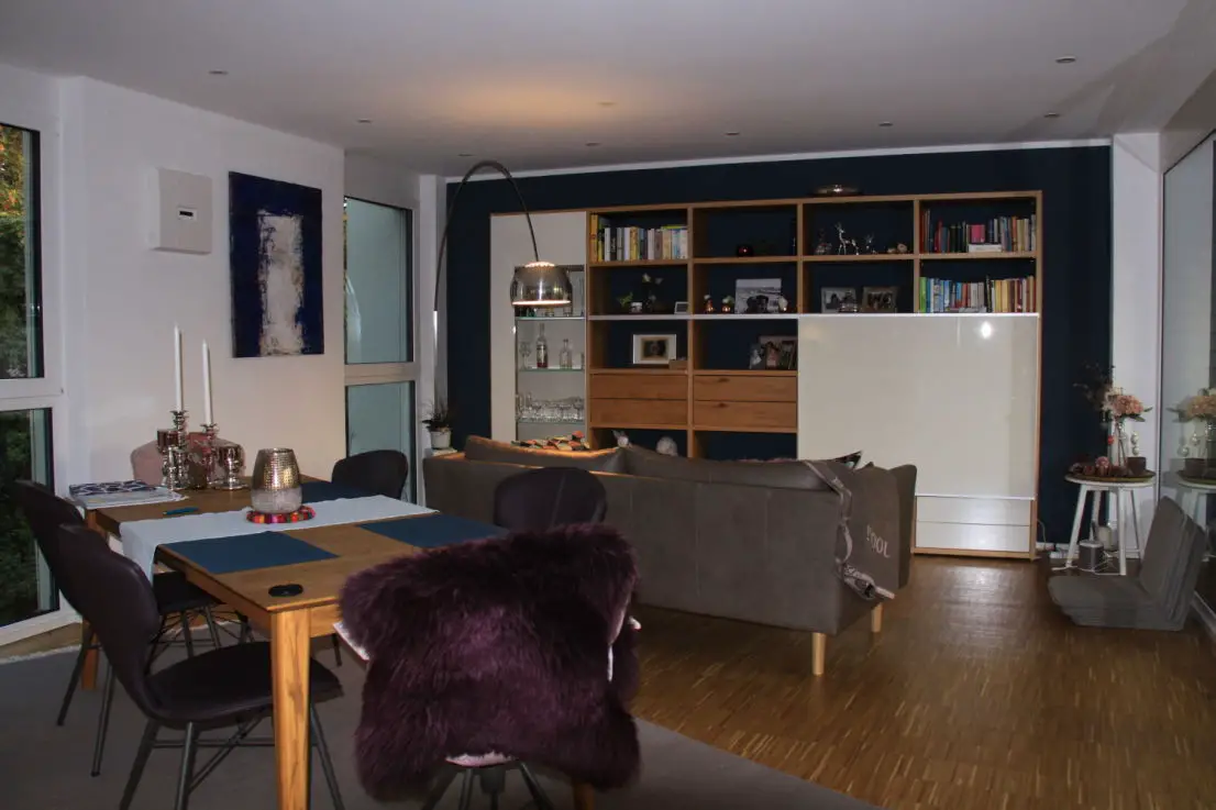 Wohnzimmer -- Neuwertige 4-Zimmer Traumwohnung mit Balkon und Einbauküche in Pfaffenhausen