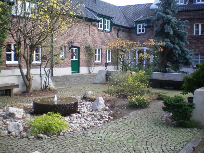 Innenhof zum Hauseingang -- Maisonetthaus, 3 Zi., mit Garten in historischer sanierter Hofanlage