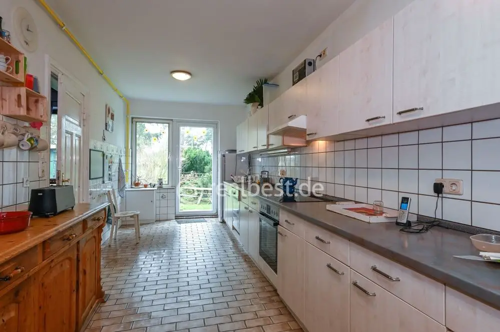 Küche mit Einbauküche und Zuga -- Helles, geräumiges Wohnhaus mit Reiterhof auf 1,46 ha großem Grundstück - Idylle pur!