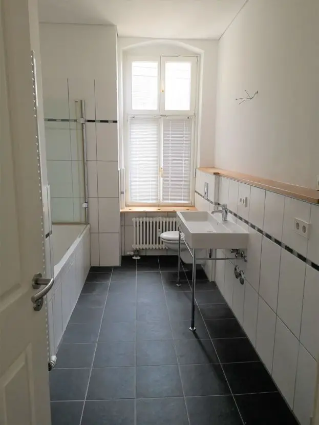 Badezimmer -- großzügig geschnittene 6-Zimmer Wohnung in Berlin-Mitte