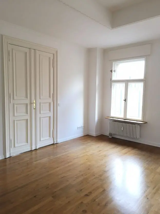 Schlafzimmer -- großzügig geschnittene 6-Zimmer Wohnung in Berlin-Mitte