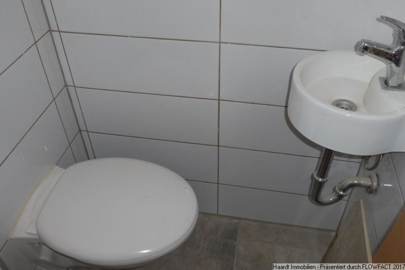 Neues Gäste-WC -- TOP-renoviert: Reihenhaus in Preetz!