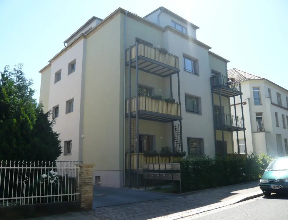 Hausansicht -- Schicke 3-Zimmer-Wohnung mit Balkon und tollem Bad - ruhige Lage in Cotta