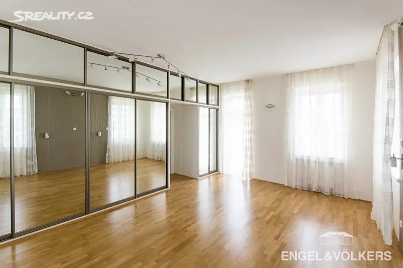 Prodej  vily 538 m², pozemek 890 m², Praha 6 - část obce Dejvice