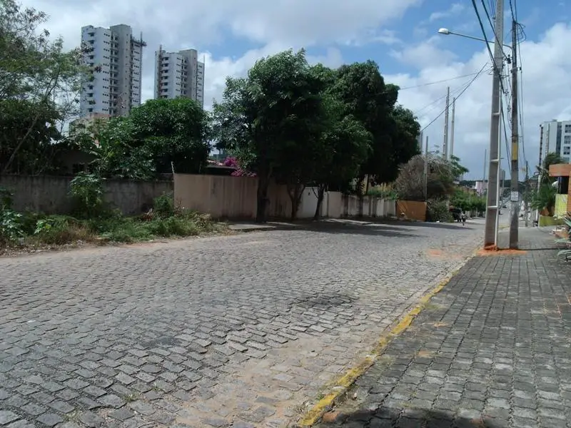Terreno padrão em Capim Macio 20x50, plano, murado, próximo a avenida Roberto Fr---