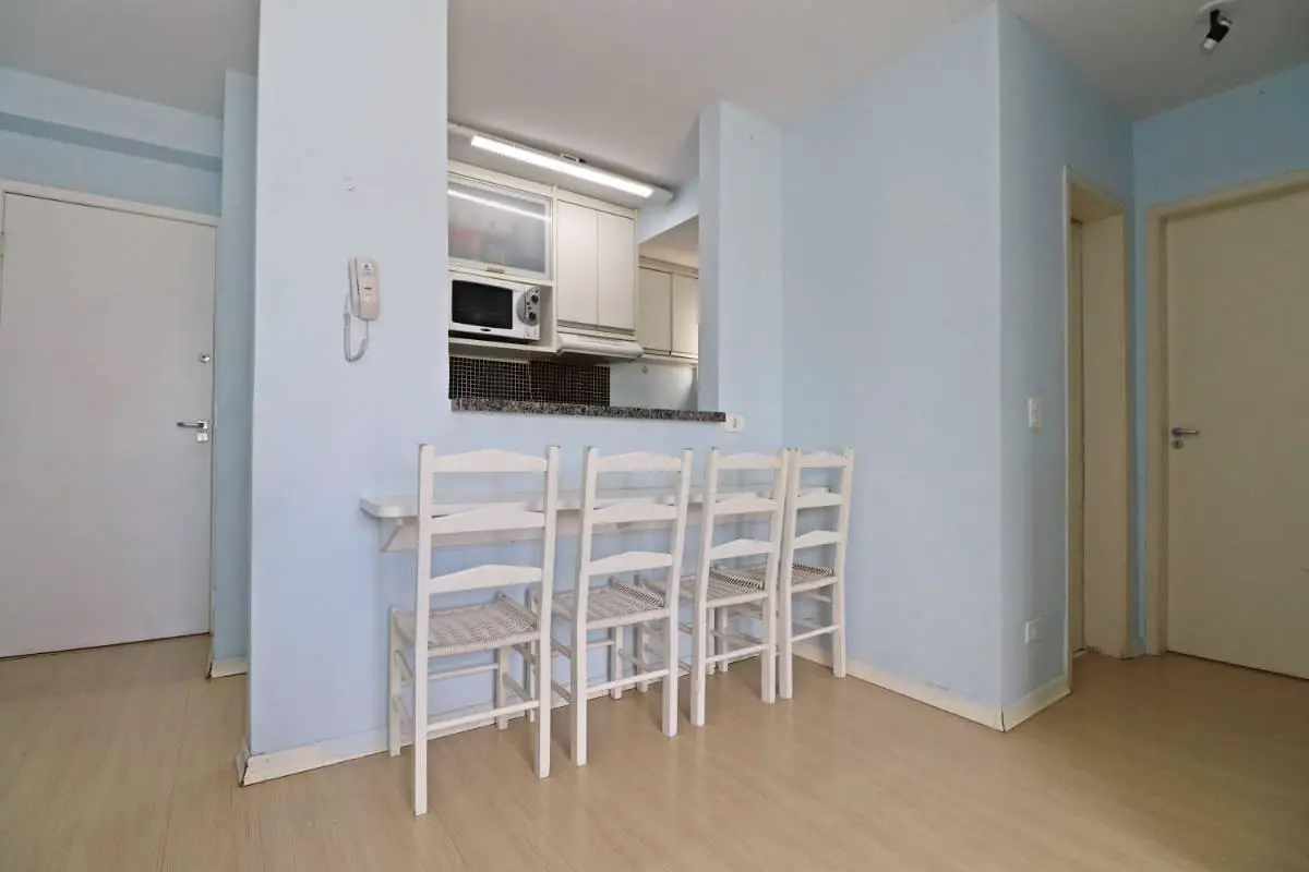 O apartamento possui área útil de 42 m², com 2 quartos, sala de estar e cozinha ---