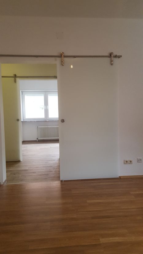 Wohnzimmer -- Schöne, geräumige, barrierefreie zwei Zimmer Wohnung im Rhein-Pfalz-Kreis, Schifferstadt