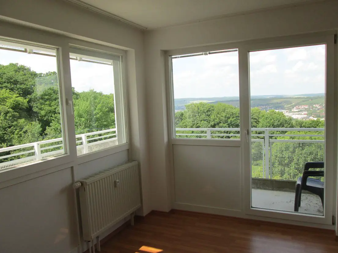 Balkon -- Gepflegte 3-Zimmer-Wohnung mit Balkon und Einbauküche in Höchberg