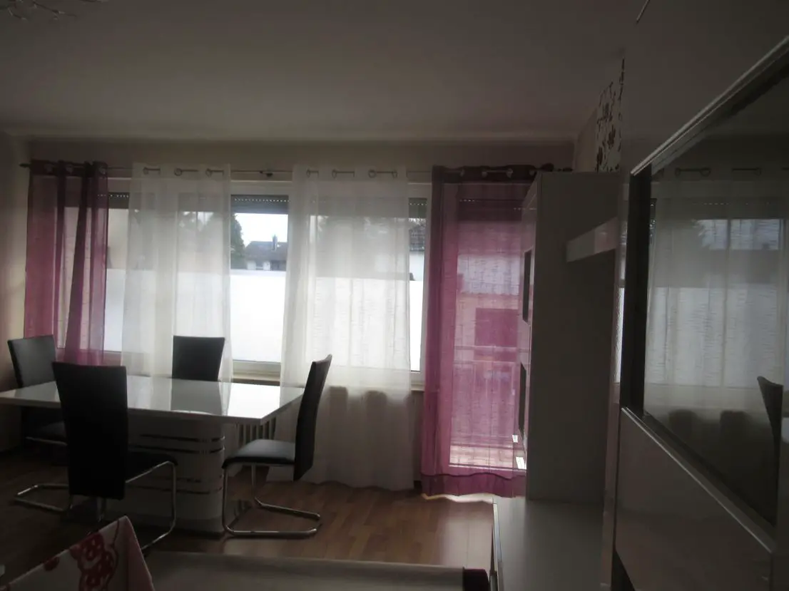 Blick - Wohn- Essbereich -- 3-Zi-Wohnung mit Balkon und Garage in Limburg-Linter