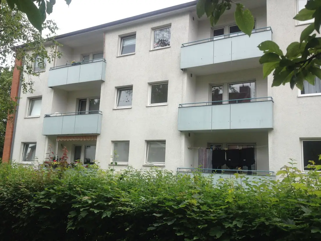 Hausansicht -- 1,5 Zimmer Wohnung mit Balkon in Neumünster-Gadeland zu vermieten