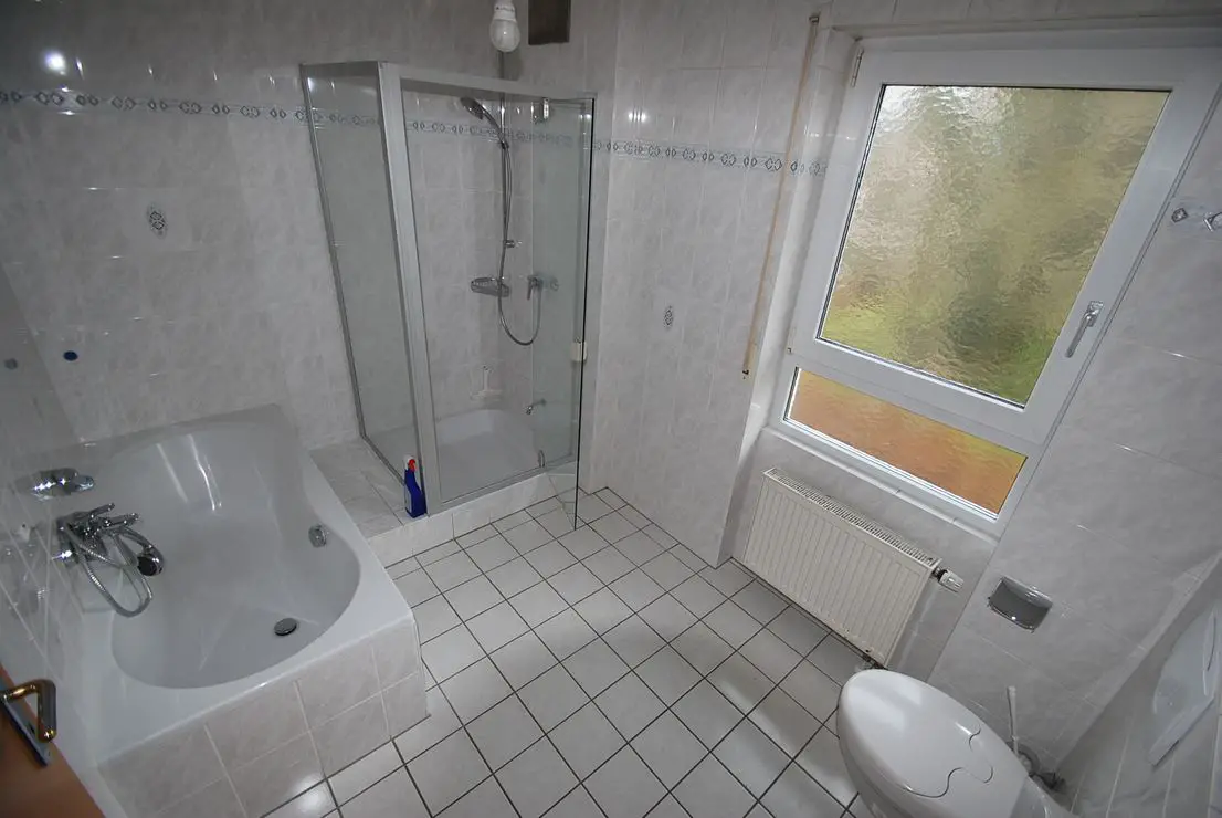 Badezimmer -- Schöne Doppelhaushälfte in Landau-Nußdorf