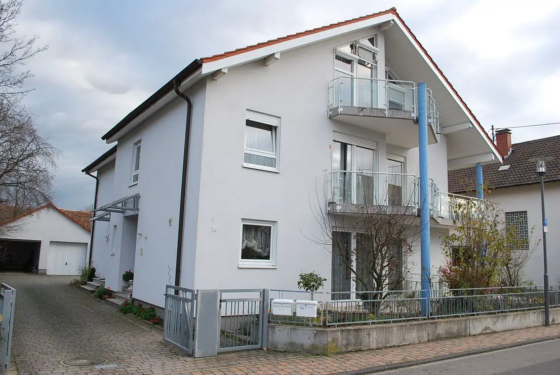 Hausansicht -- Schöne Doppelhaushälfte in Landau-Nußdorf