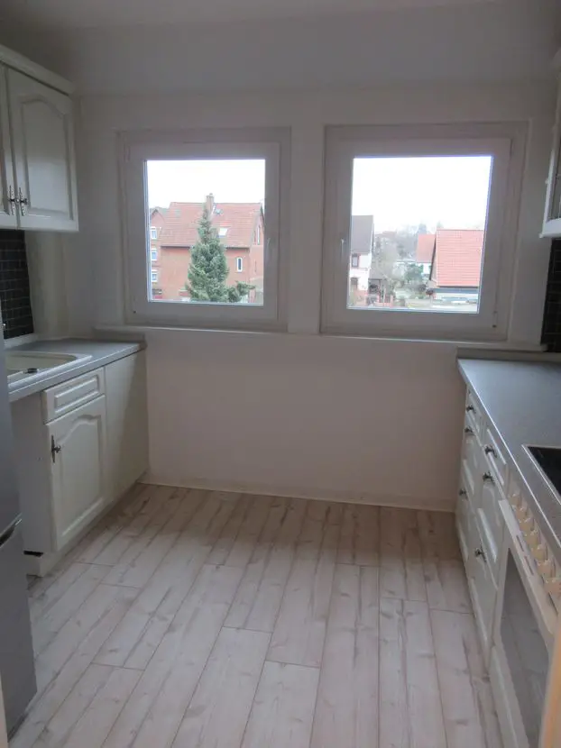 Küche Sicht von Flur auf Fenst -- Neuwertige DG-Wohnung mit vier Zimmern und Einbauküche in Uelzen