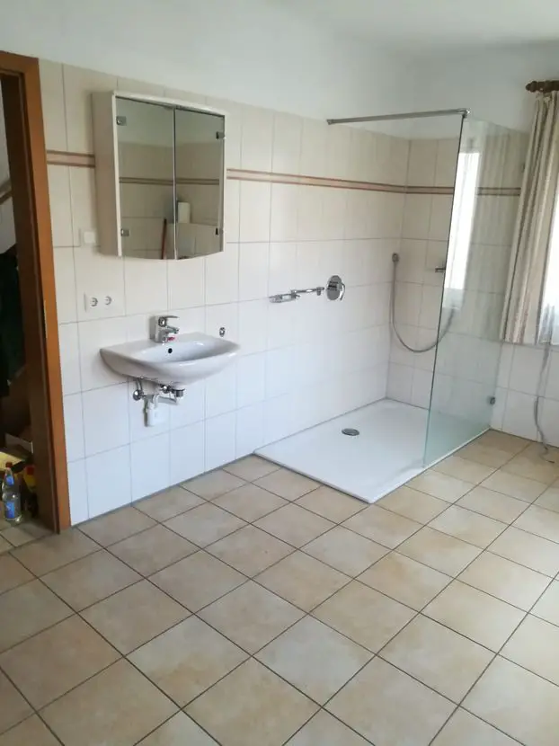 Badezimmer -- Einfamilienhaus im Zentrum von Bernharden zu vermieten
