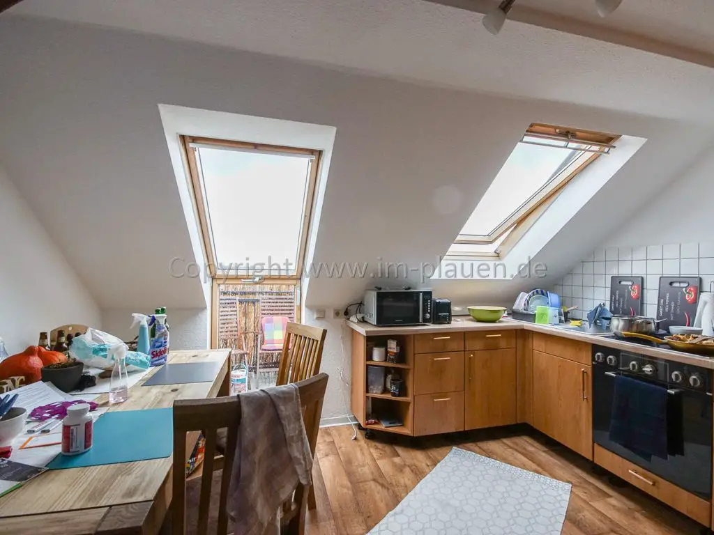 Küche mit Balkon -- 3 Zimmer Dachgeschoss in Plauen - vermietete Eigentumswohnung mit Balkon