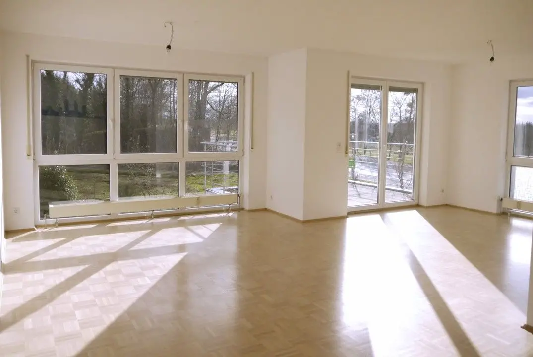Wohnzimmer_Esszimmer -- DREIZLER - Helle 3-Zimmer-Wohnung mit Blick ins Grüne in Torkenweiler