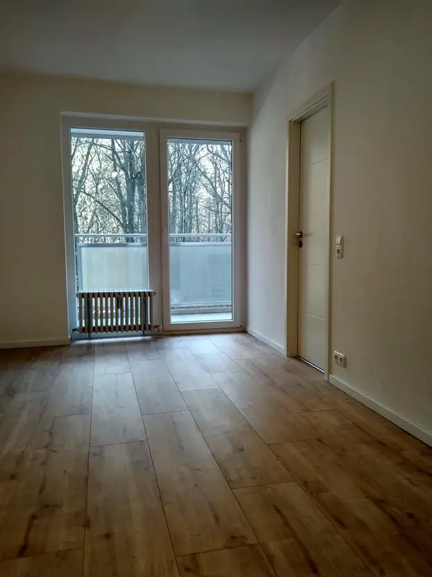 Wohnzimmer -- Erstbezug nach Sanierung: 2-Zimmer-Wohnung mit Balkon in Kronberg im Taunus mit Blick ins Grüne