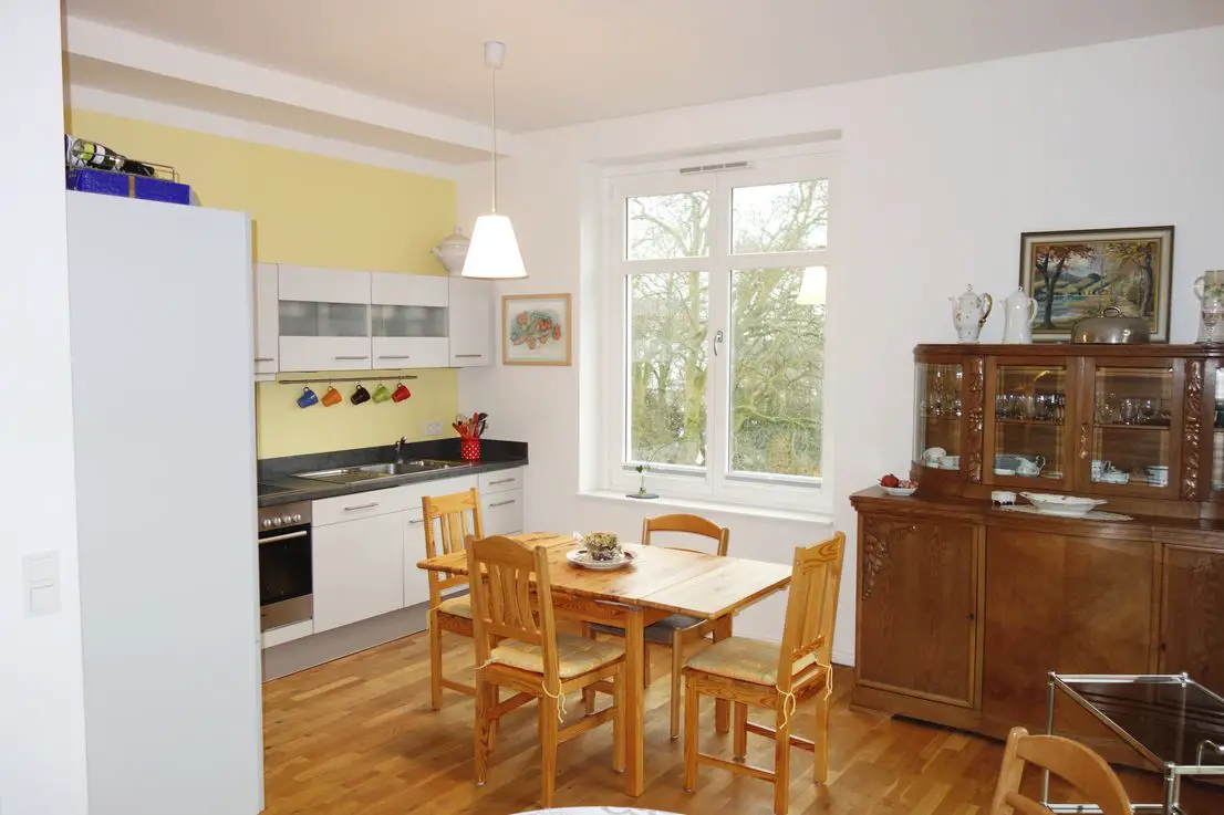 Wohnzimmer Küchenecke -- Kernsanierte Altbauwohnung im Herzen von Travemünde