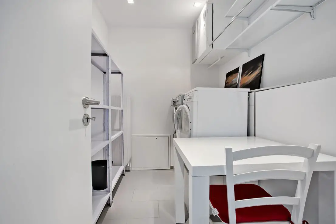 Waschmaschinenraum -- Hochwertig und stilvoll möblierte 2-Zimmer-Wohnung mit Wasserblick