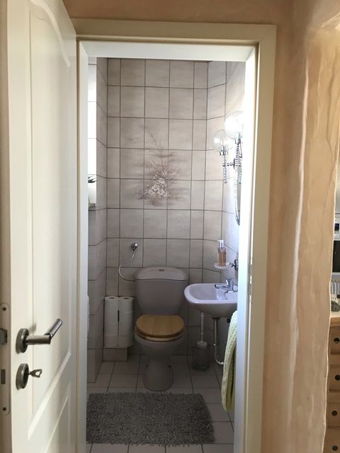 Gäste-WC -- Modernisiertes Einfamilienhaus mit Halle und Garage in Überherrn im Bieterverfahren zu verkaufen