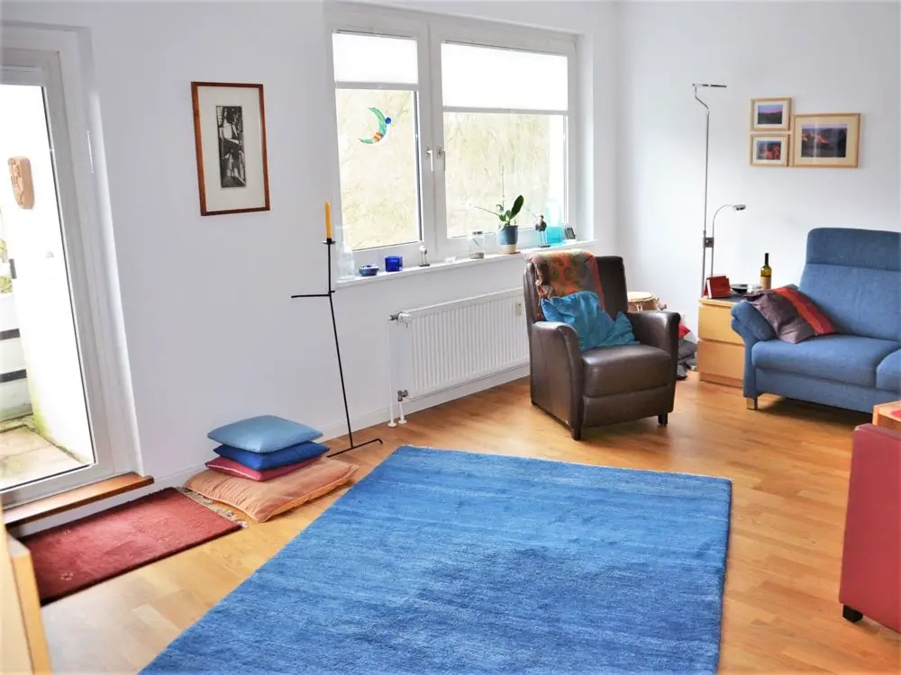Wohnzimmer -- TOP-ZUSTAND! Helle, sehr gepflegte Eigentumswohnung mit sonniger West-Loggia nahe Berliner Freiheit