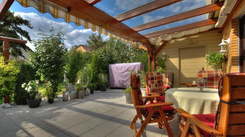 Terrasse -- Einfamilienhaus mit Garten, großer Terrasse, Partyraum und Garage