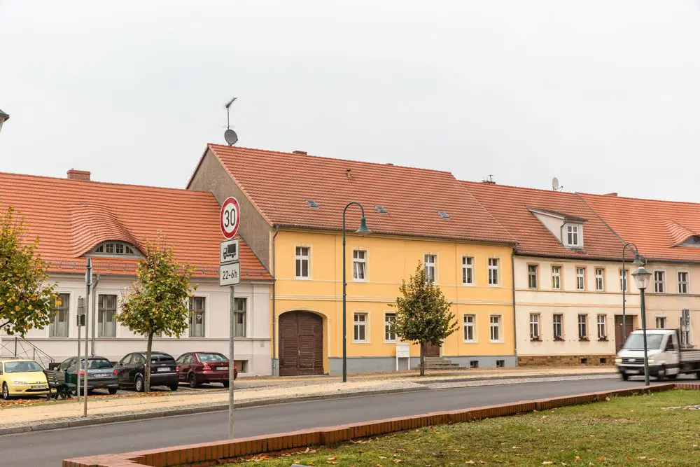 Hausansicht -- HOMESK - Mehrfamilienhaus in Liebenwalde mit 4 Wohneinheiten mit Ausbaureserven
