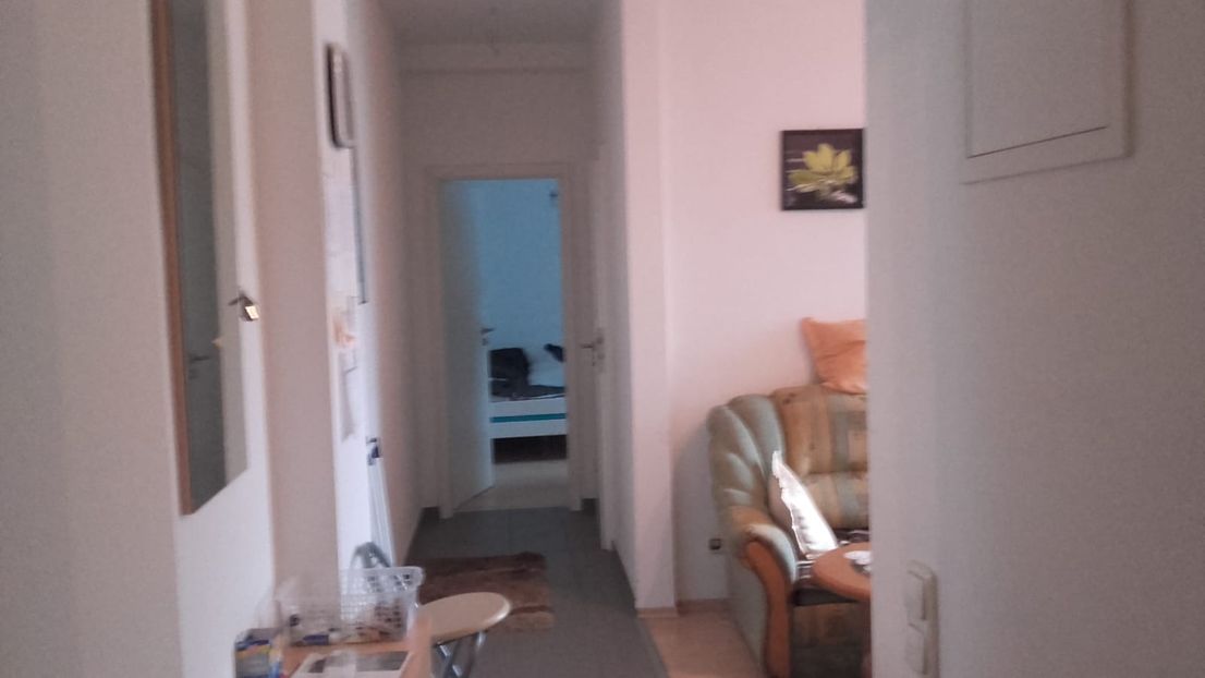 Flur -- Kleine 2-Zimmer Wohnung mit Balkon und EBK in Lahnstein
