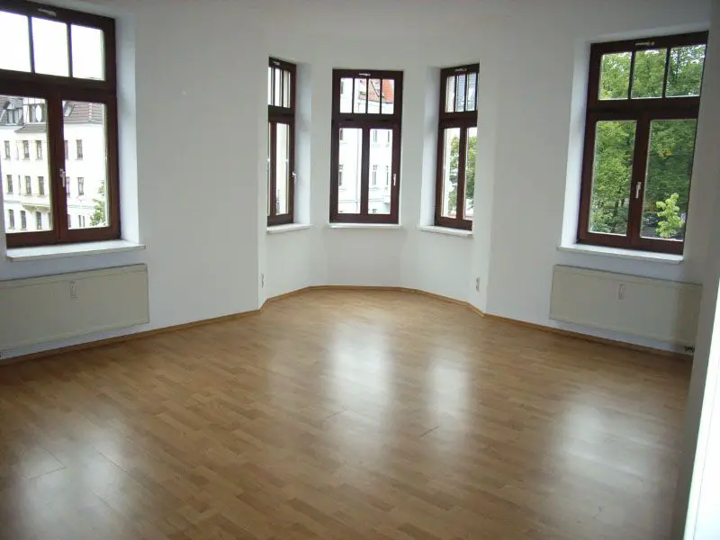 Wohn- u. Schlafzimmer -- Schöne 1-Zimmer-Wohnung in saniertem Altbau in Marienthal!