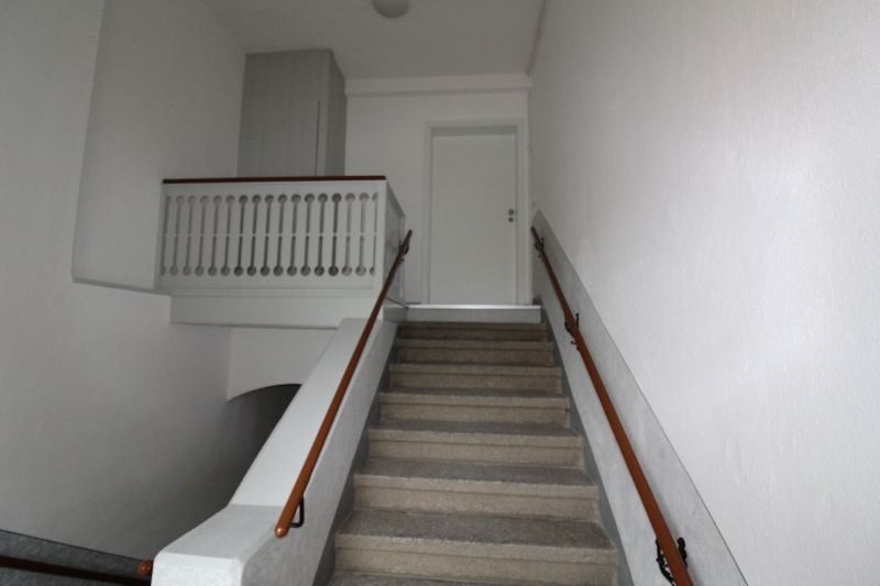 Treppenhaus - Eingangstür -- Liebevoll sanierte 3-Raum-Wohnung zu vermieten