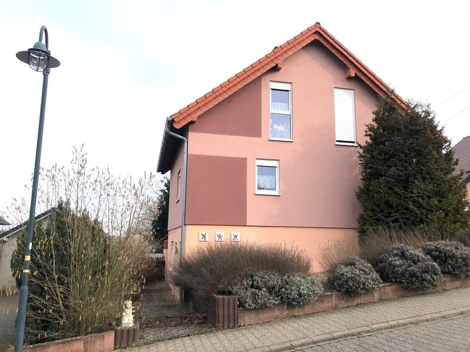 Seitenansicht -- Top-Gelegenheit! Einfamilienhaus mit sep. Doppelgarage in Waldböckelheim zu verkaufen.