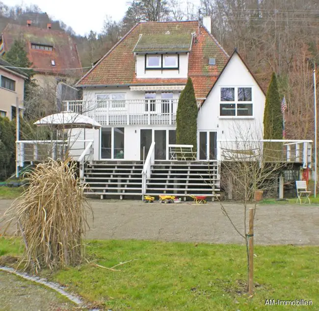 01. Hausansicht vom Garten -- Außergewöhnliches und stilvolles Haus direkt an der Donau gelegen!