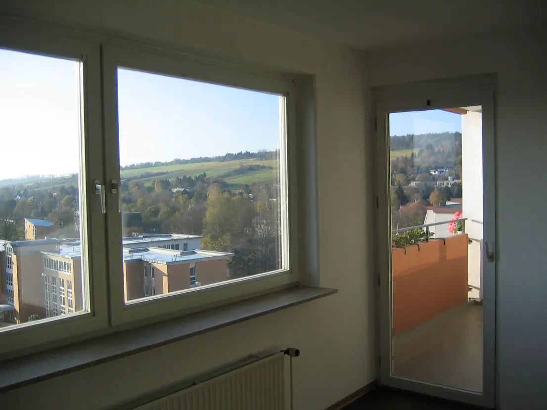 1_Blick Wohnzimmer und Balkon -- 2 Zi, Südbalkon und traumhafter Panoramablick ins Grüne!