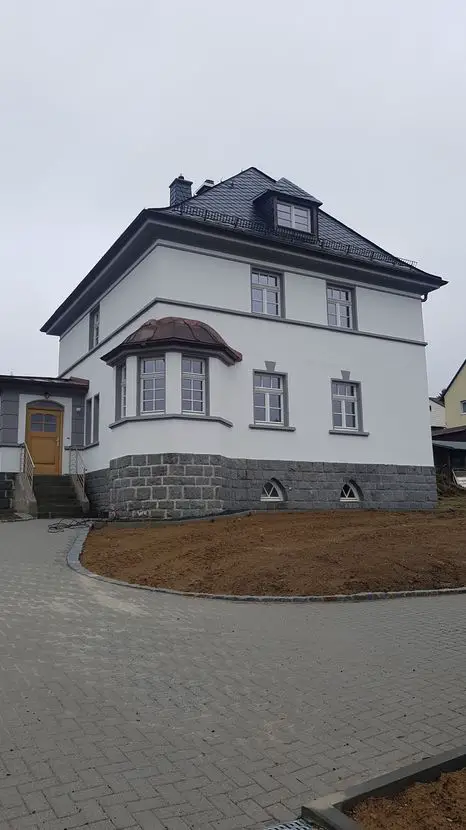 Außenansicht Haustürfarbe wird -- Top-renovierte Villa