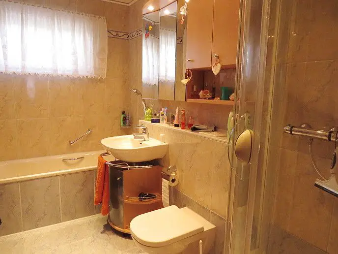 Badezimmer im EG -- FRANK IMMOBILIEN - Hier finden alle Platz! Großzügiges Einfamilienhaus in ruhiger Lage!