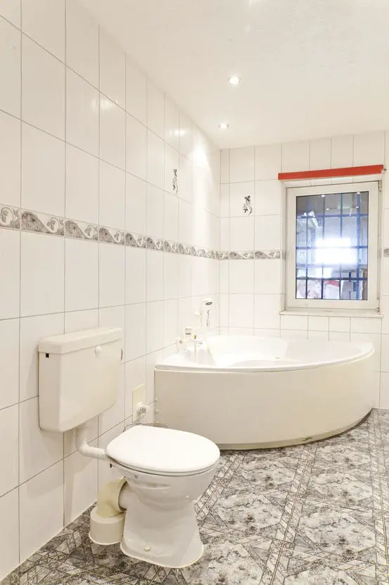 Badezimmer -- Sofort verfügbar – 2 benachbarte Einfamilienhäuser mit Ausbaumöglichkeiten zentral in Köthen