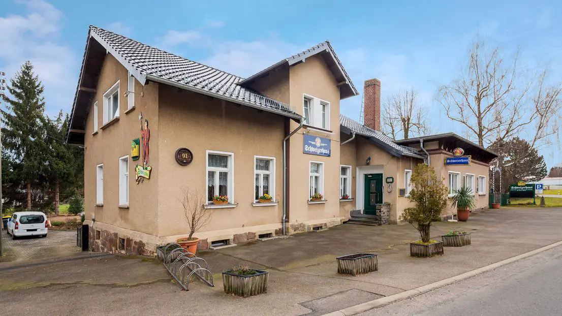 Außenansicht  -- Gepflegtes MFH mit 2 Wohnungen, Gaststätte und Biergarten zentral in Neukirchen/Pleiße