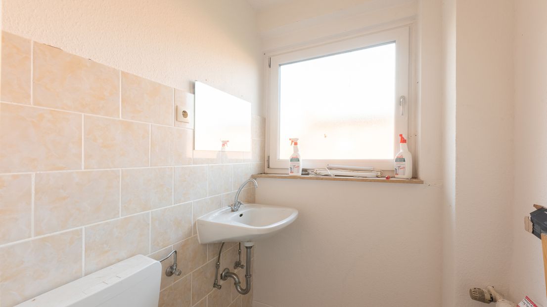 Toilette  -- Schöne innensanierte 3-Zimmer-Wohnung mit EBK und Loggia zentral in Wittmund