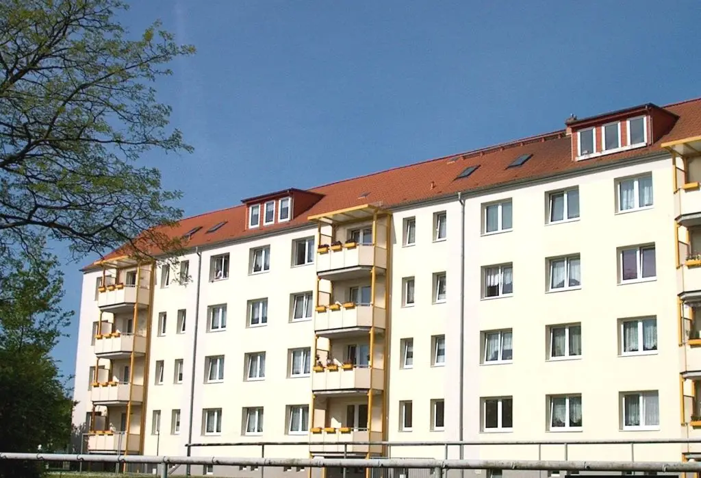 Hofansicht -- 2-Raum-Wohnung in Wendorf mit Balkon