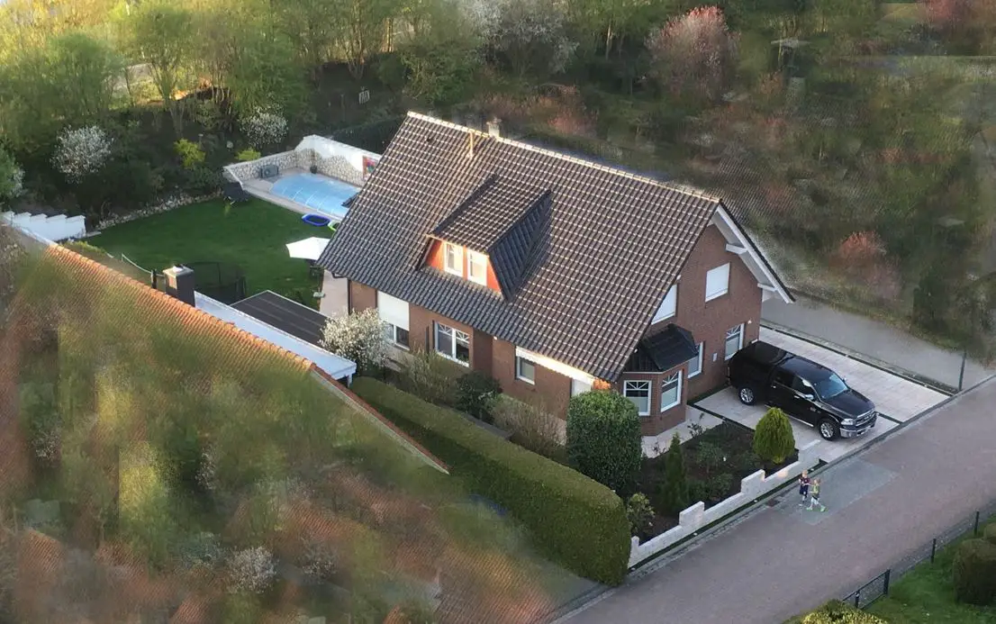 Luftaufnahme -- Modernes und großzügiges Wohnhaus mit Garage und Pool in bevorzugter Wohnlage Wildeshausens
