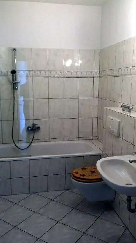 Badezimmer -- 2,5 Zimmerwohnung in Magdeburg-Stadtfeld zu vermieten